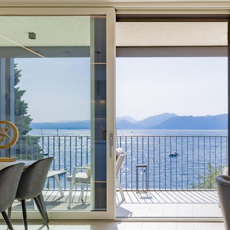 Salvatorehomes - Luxurious Dreamview Waterfront Apartment In Torri Del Benaco With Pool - Casa Azura - A 5 Star Luxury Collection At Lake Garda Екстер'єр фото