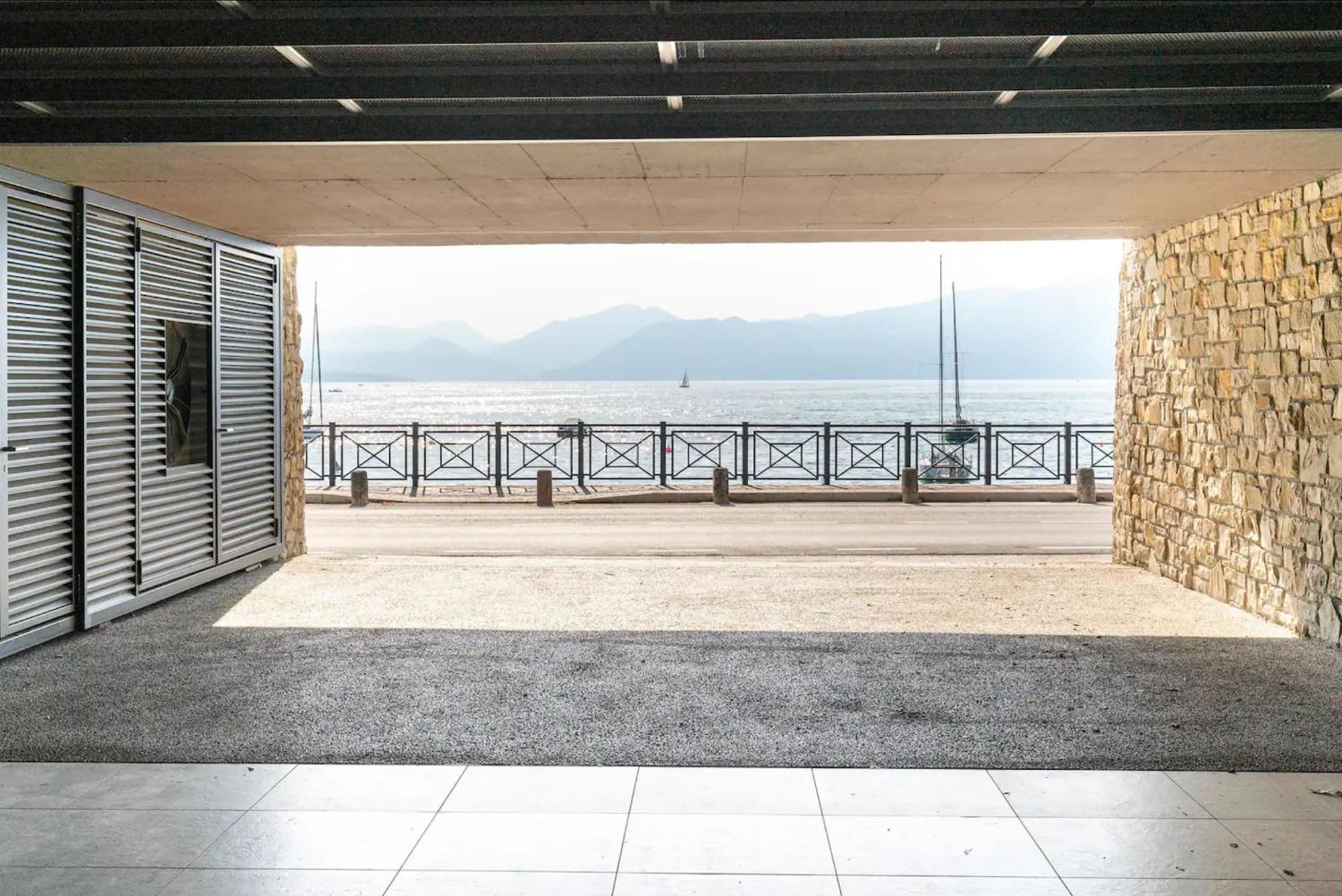 Salvatorehomes - Luxurious Dreamview Waterfront Apartment In Torri Del Benaco With Pool - Casa Azura - A 5 Star Luxury Collection At Lake Garda Екстер'єр фото