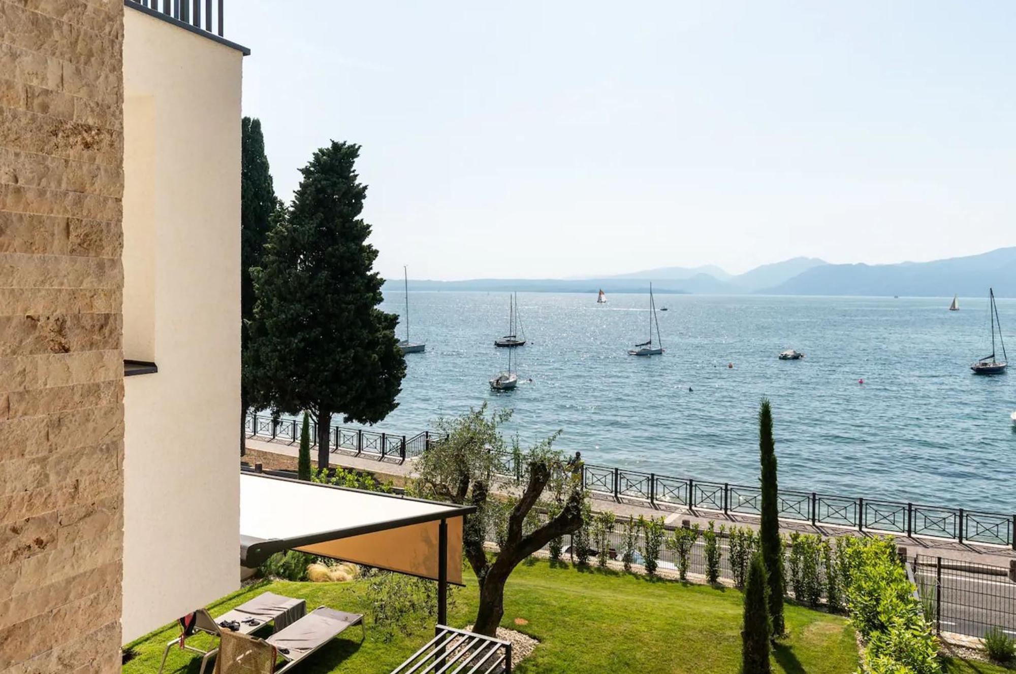 Salvatorehomes - Luxurious Dreamview Waterfront Apartment In Torri Del Benaco With Pool - Casa Azura - A 5 Star Luxury Collection At Lake Garda Екстер'єр фото
