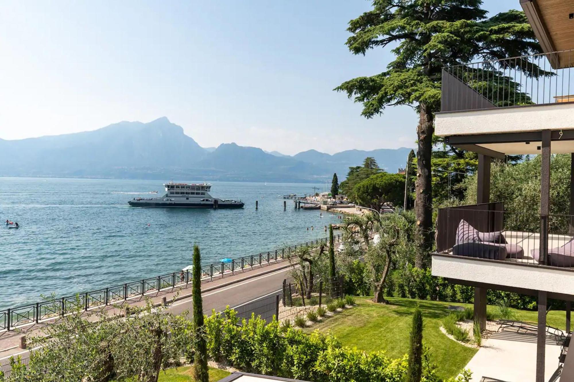 Salvatorehomes - Luxurious Dreamview Waterfront Apartment In Torri Del Benaco With Pool - Casa Azura - A 5 Star Luxury Collection At Lake Garda Екстер'єр фото