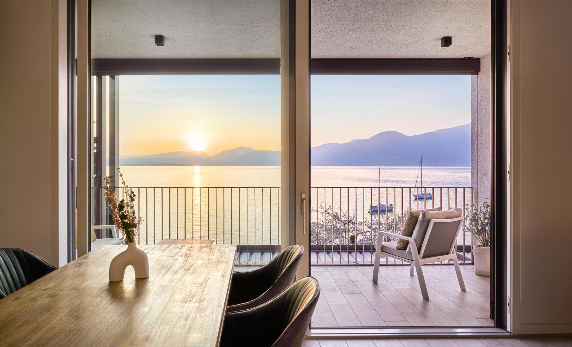 Salvatorehomes - Luxurious Dreamview Waterfront Apartment In Torri Del Benaco With Pool - Casa Azura - A 5 Star Luxury Collection At Lake Garda Екстер'єр фото