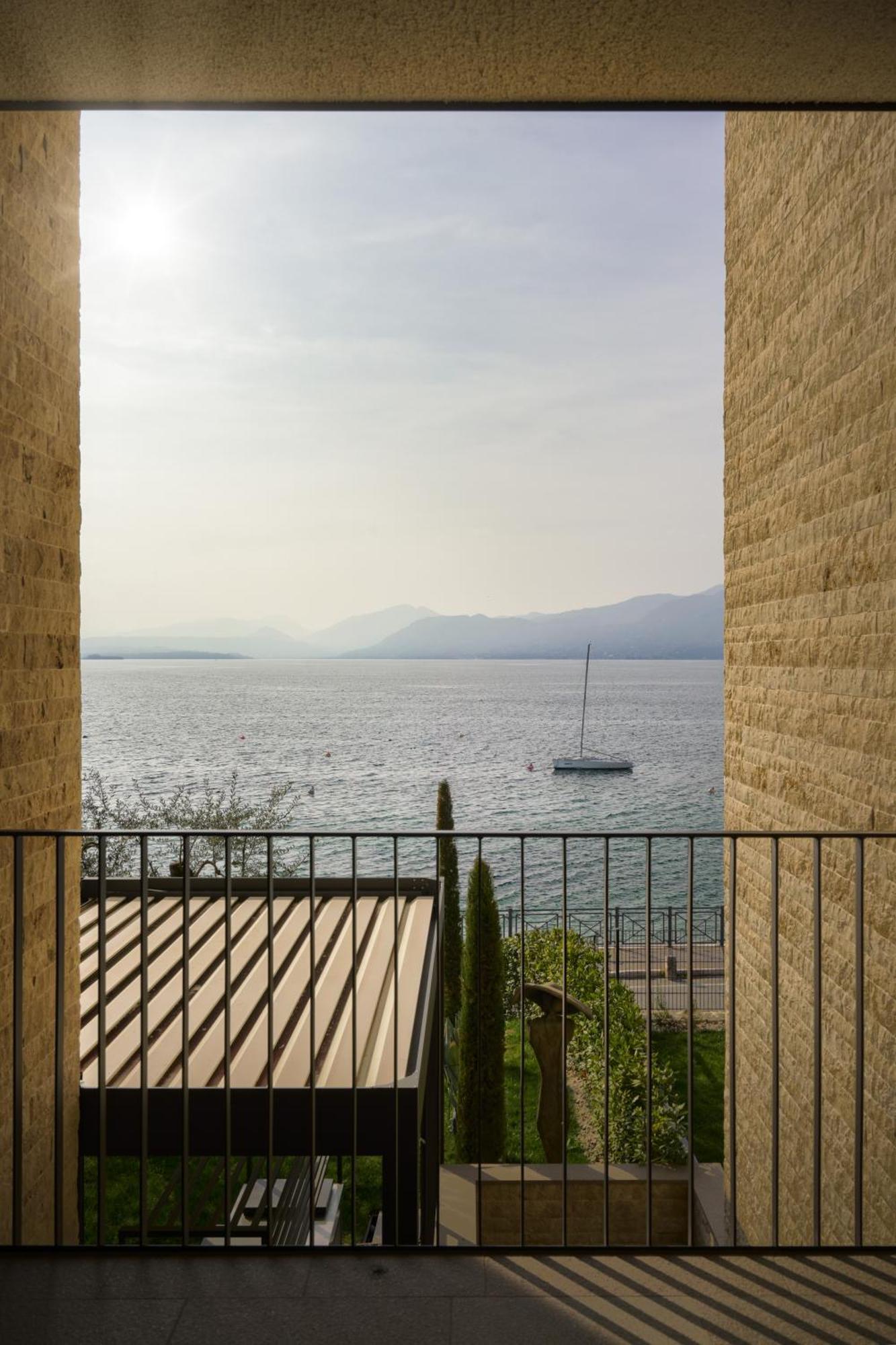 Salvatorehomes - Luxurious Dreamview Waterfront Apartment In Torri Del Benaco With Pool - Casa Azura - A 5 Star Luxury Collection At Lake Garda Екстер'єр фото