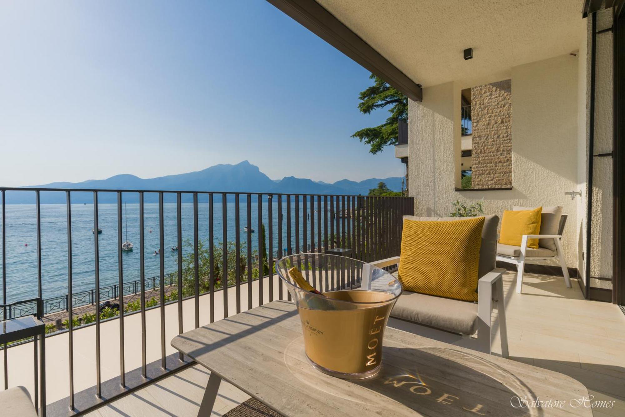 Salvatorehomes - Luxurious Dreamview Waterfront Apartment In Torri Del Benaco With Pool - Casa Azura - A 5 Star Luxury Collection At Lake Garda Екстер'єр фото