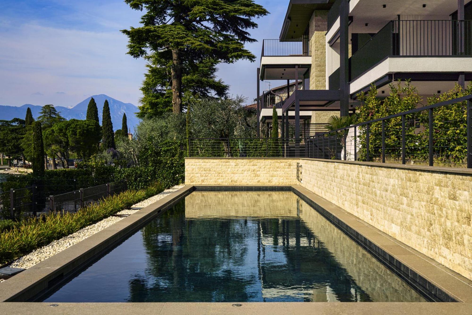 Salvatorehomes - Luxurious Dreamview Waterfront Apartment In Torri Del Benaco With Pool - Casa Azura - A 5 Star Luxury Collection At Lake Garda Екстер'єр фото