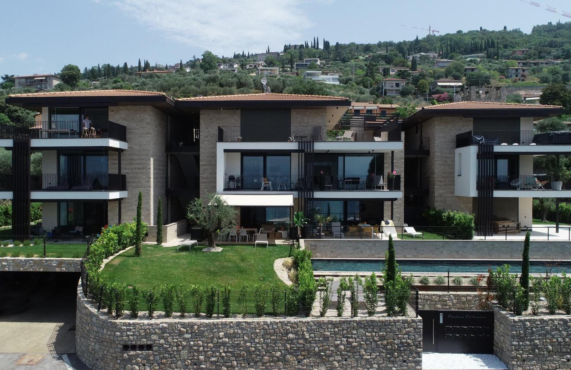 Salvatorehomes - Luxurious Dreamview Waterfront Apartment In Torri Del Benaco With Pool - Casa Azura - A 5 Star Luxury Collection At Lake Garda Екстер'єр фото
