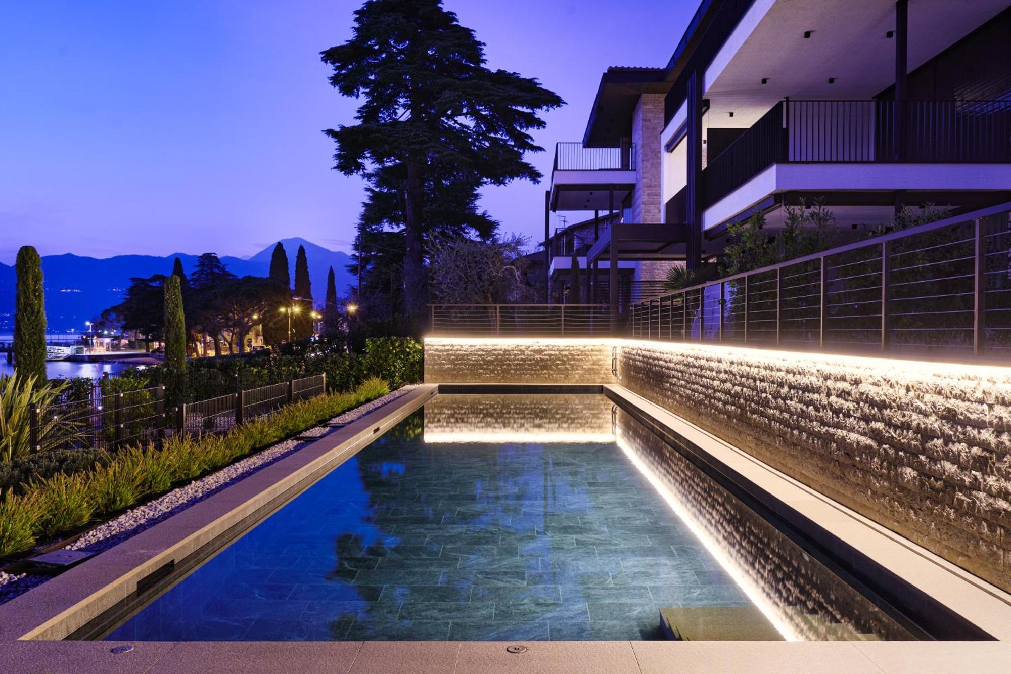 Salvatorehomes - Luxurious Dreamview Waterfront Apartment In Torri Del Benaco With Pool - Casa Azura - A 5 Star Luxury Collection At Lake Garda Екстер'єр фото