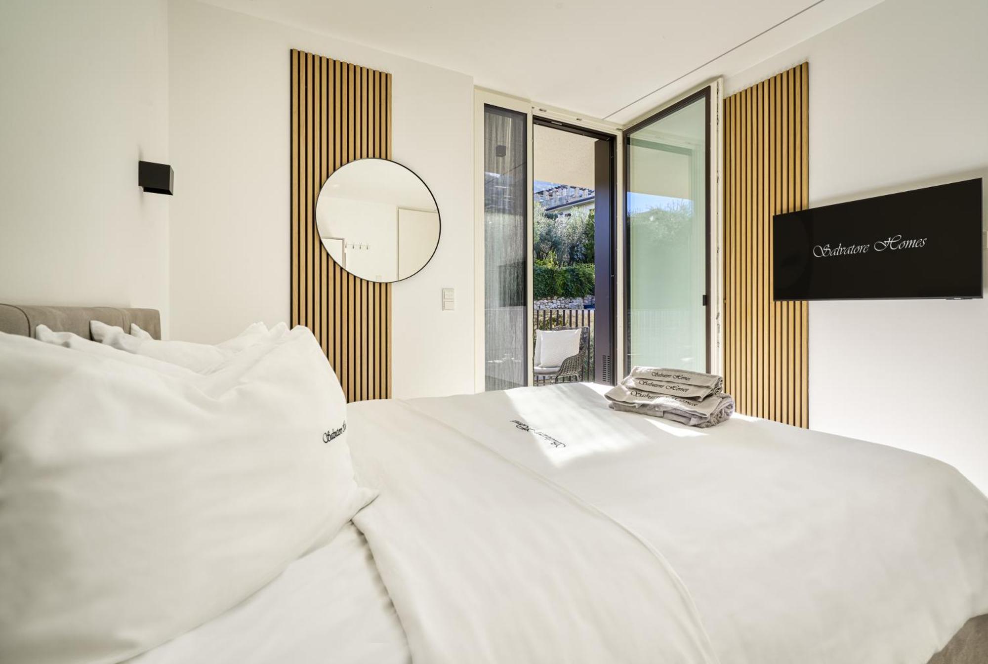 Salvatorehomes - Luxurious Dreamview Waterfront Apartment In Torri Del Benaco With Pool - Casa Azura - A 5 Star Luxury Collection At Lake Garda Екстер'єр фото