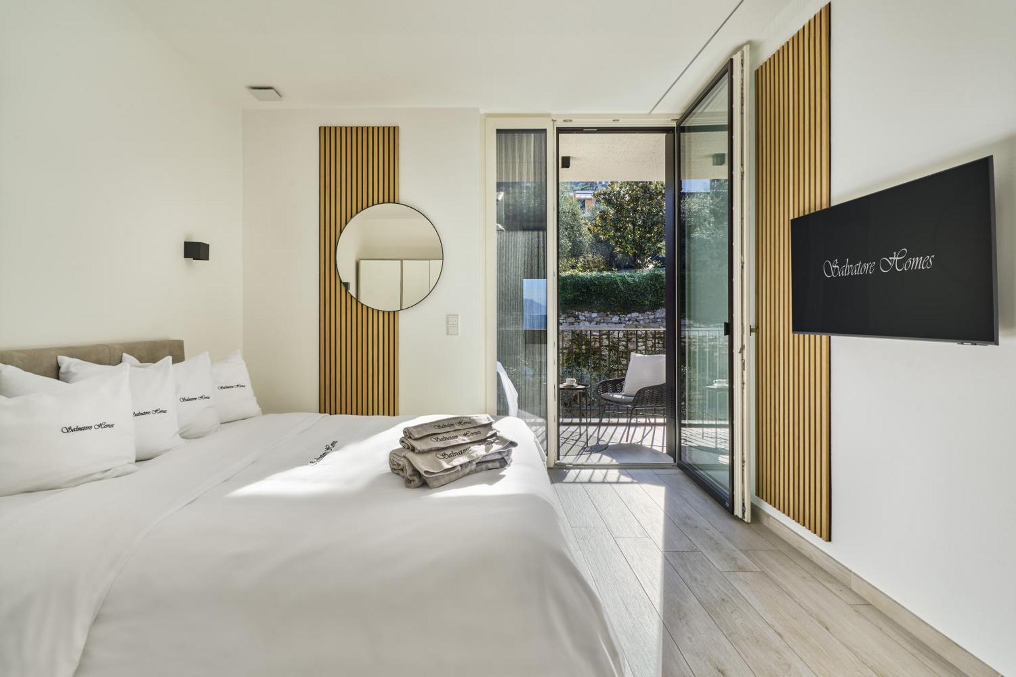 Salvatorehomes - Luxurious Dreamview Waterfront Apartment In Torri Del Benaco With Pool - Casa Azura - A 5 Star Luxury Collection At Lake Garda Екстер'єр фото