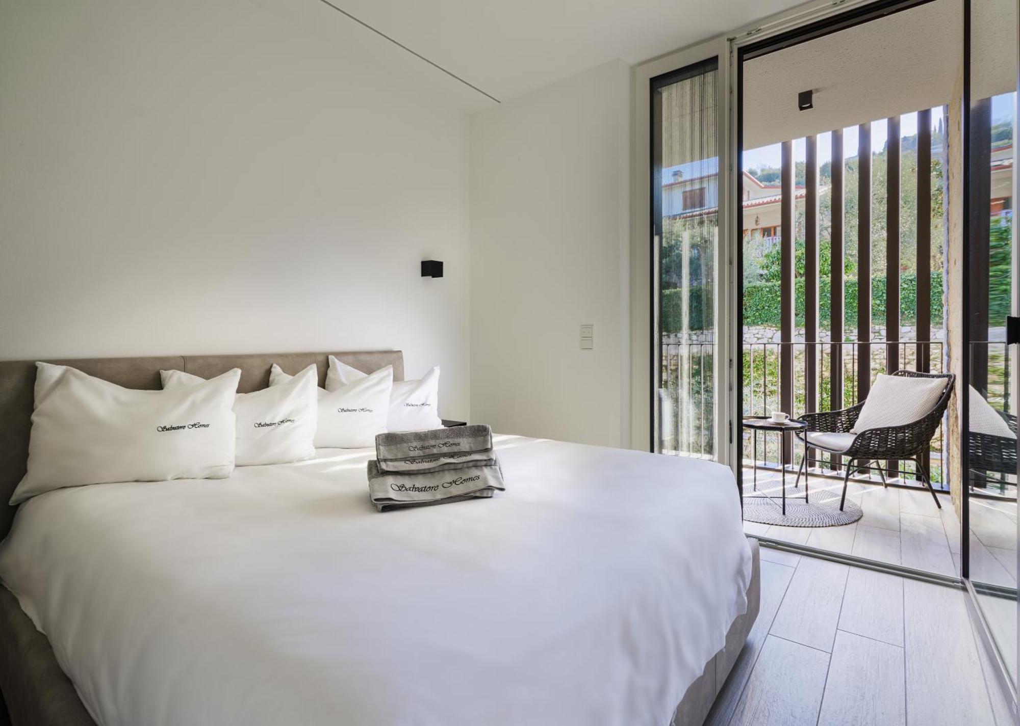 Salvatorehomes - Luxurious Dreamview Waterfront Apartment In Torri Del Benaco With Pool - Casa Azura - A 5 Star Luxury Collection At Lake Garda Екстер'єр фото