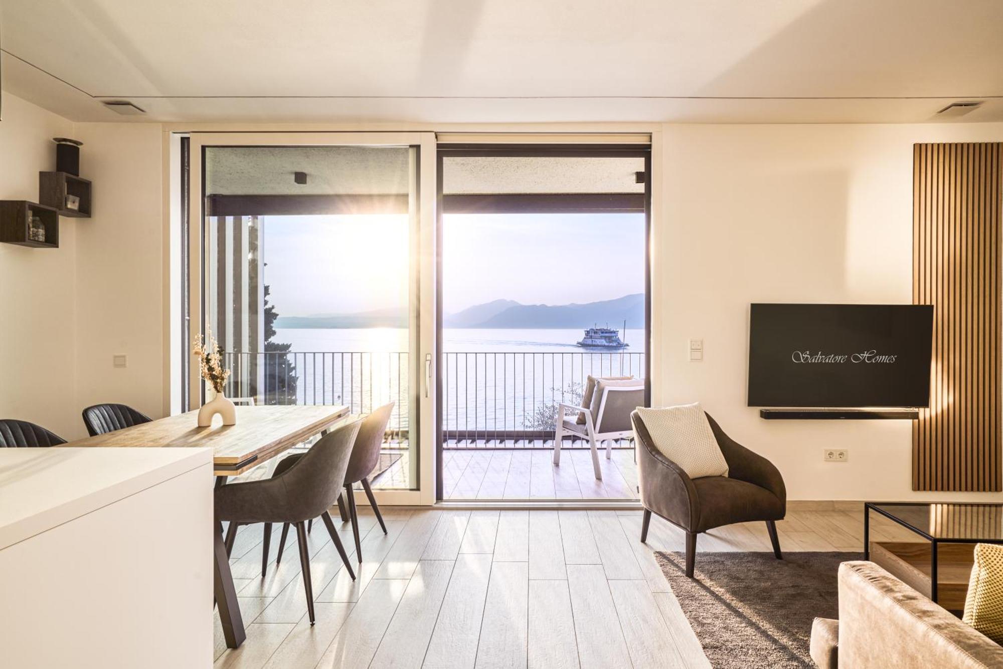 Salvatorehomes - Luxurious Dreamview Waterfront Apartment In Torri Del Benaco With Pool - Casa Azura - A 5 Star Luxury Collection At Lake Garda Екстер'єр фото