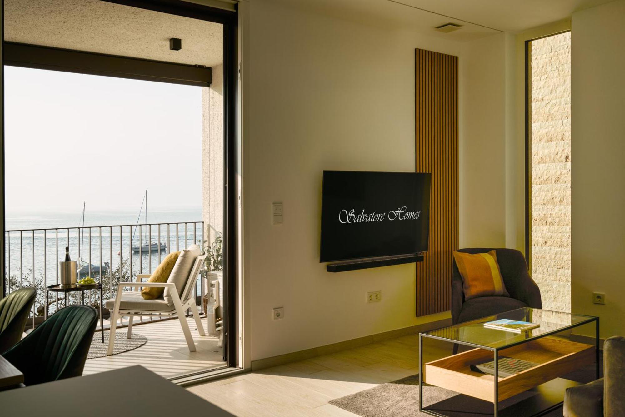 Salvatorehomes - Luxurious Dreamview Waterfront Apartment In Torri Del Benaco With Pool - Casa Azura - A 5 Star Luxury Collection At Lake Garda Екстер'єр фото