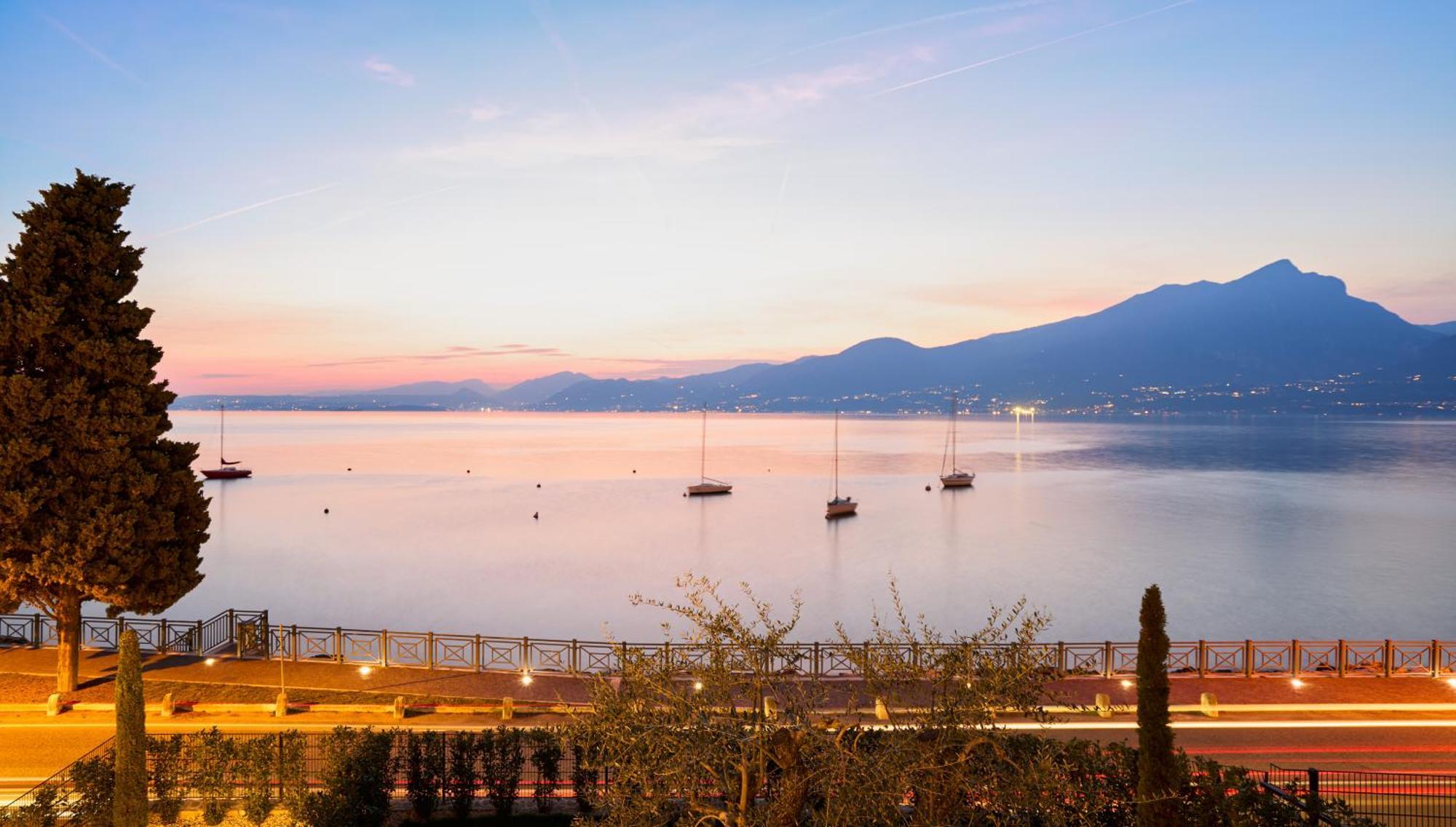 Salvatorehomes - Luxurious Dreamview Waterfront Apartment In Torri Del Benaco With Pool - Casa Azura - A 5 Star Luxury Collection At Lake Garda Екстер'єр фото