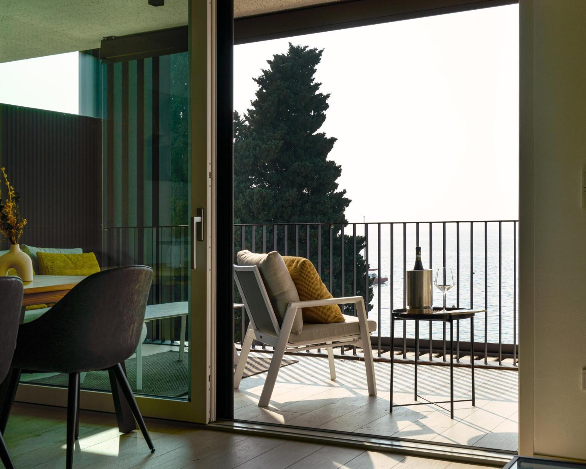 Salvatorehomes - Luxurious Dreamview Waterfront Apartment In Torri Del Benaco With Pool - Casa Azura - A 5 Star Luxury Collection At Lake Garda Екстер'єр фото