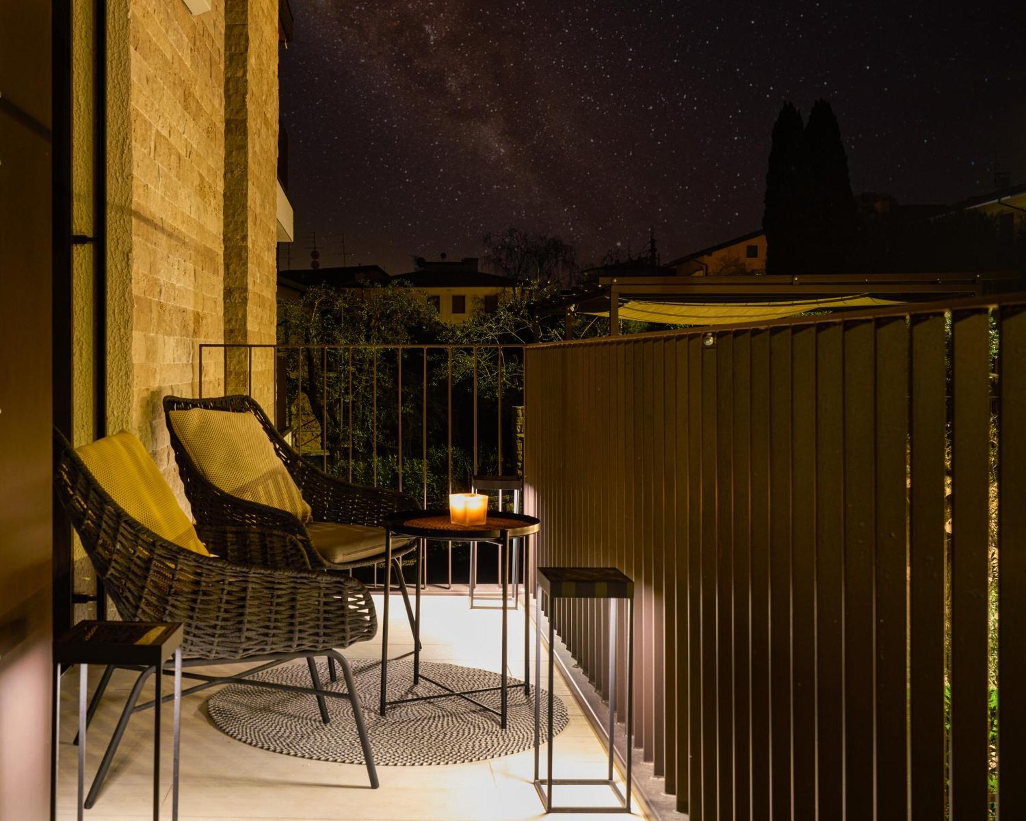 Salvatorehomes - Luxurious Dreamview Waterfront Apartment In Torri Del Benaco With Pool - Casa Azura - A 5 Star Luxury Collection At Lake Garda Екстер'єр фото